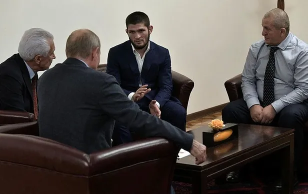 Putin, Müslüman dövüşçü Nurmagomedov ile bir araya geldi-1