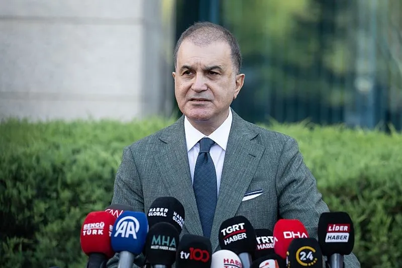 AK Parti Genel Başkan Yardımcısı ve Parti Sözcüsü Ömer Çelik, parti genel merkezinde, basın mensuplarına açıklama yaptı. (AA)