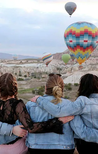 Milyonlarca yabancı Kapadokya'ya akın etti