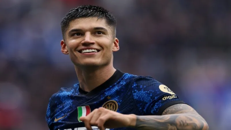 galatasaray-ile-fenerbahce-yildiz-oyuncu-icin-karsi-karsiya-10-milyon-euroluk-savas-1718108405646.jpg Galatasaray ile Fenerbahçe yıldız oyuncu için karşı karşıya! 10 milyon Euro'luk savaş-14