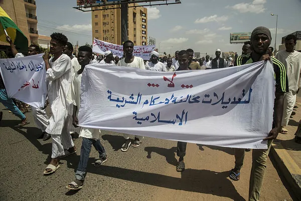 sudanda-halk-dini-reformlari-protesto-etti-allahin-dini-ve-islamin-hukumleri-kirmizi-cizgimizdir-1595002705528.jpg