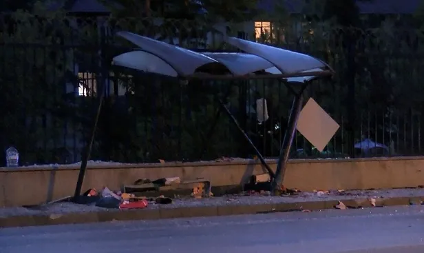 Ankara'da facianın eşiğinden dönüldü! Otomobil durağa daldı-5