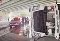Bakırköy'de üst geçide çarpan TIR devrildi