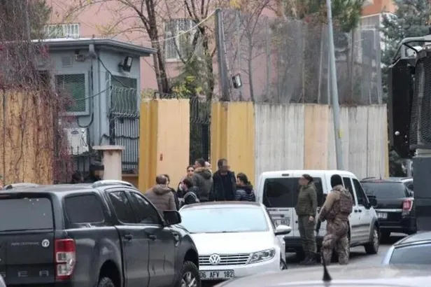 Diyarbakır'da polis merkezine pompalı tüfekle saldıran Suriye uyruklu Abdurrahman Katibi tutuklandı-1