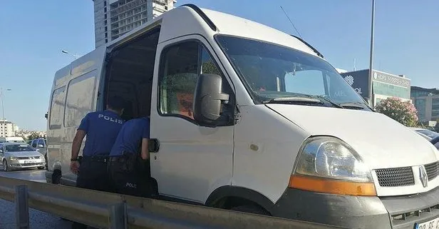 TEM Otoyolu üzerinde terk edilen minibüsten kaçak göçmenler çıktı