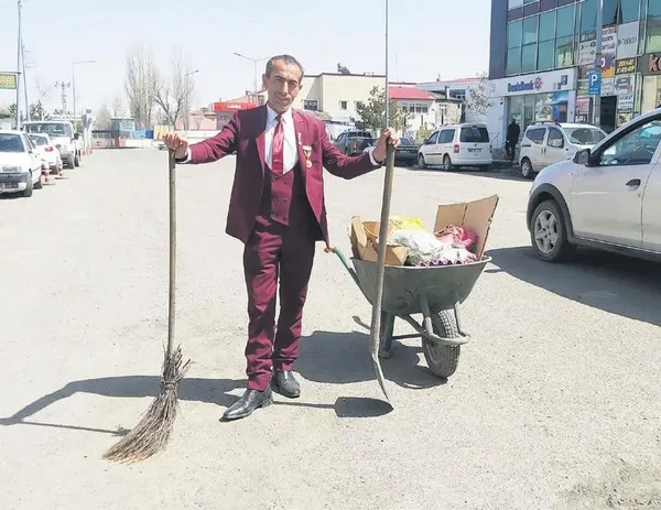 Ensar Kerdige, 21 yıldır takım elbise ile sokakları temizliyor (Yaşam haberleri)-2