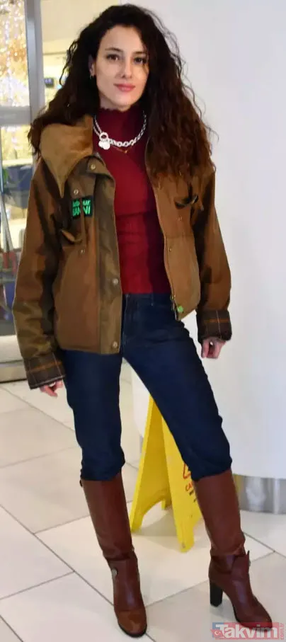 Cansu Tosun'dan Serenay Sarıkaya yanıtı "Hiç oralara girmeyelim" Babası Kenan Tosun'la Sarıkaya'nın annesi Ümran Seyhan'ın yasak aşkı ifşa olmuştu - 7