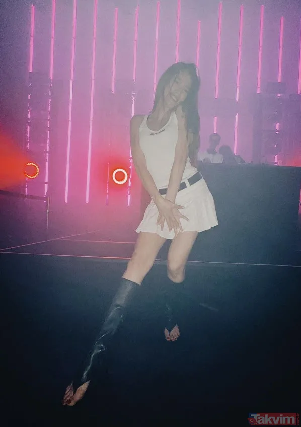 40 numara ayakları ve kalça dansıyla Serenay Sarıkaya yine yaptı yapacağını "Serenay Sarıkaya ve diğerleri olarak ikiye ayrılıyor" - 5