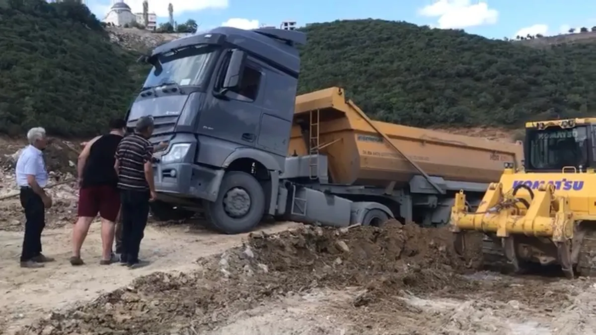Sultangazi'deki döküm sahasında toprak kayması