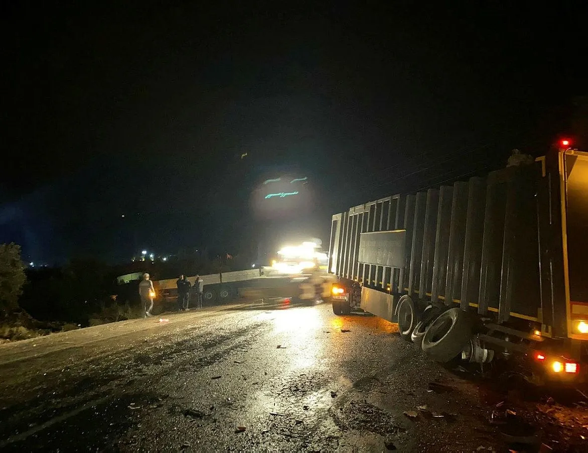 Kamyon ile tır çarpıştı! Bir başka tır tarlaya uçtu