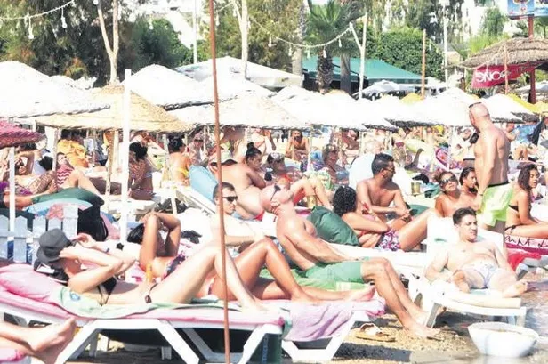 1656789376024.jpeg Bodrum ve Alaçatı’daki beachlerde soygun devam ediyor! Fırsatçılıktan bezen tatilciler soluğu halk plajında aldı-3