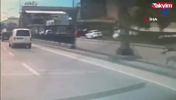 Bursa'da feci kaza... Motosiklet sürücüsü önce minibüse sonra kaldırıma böyle çarptı
