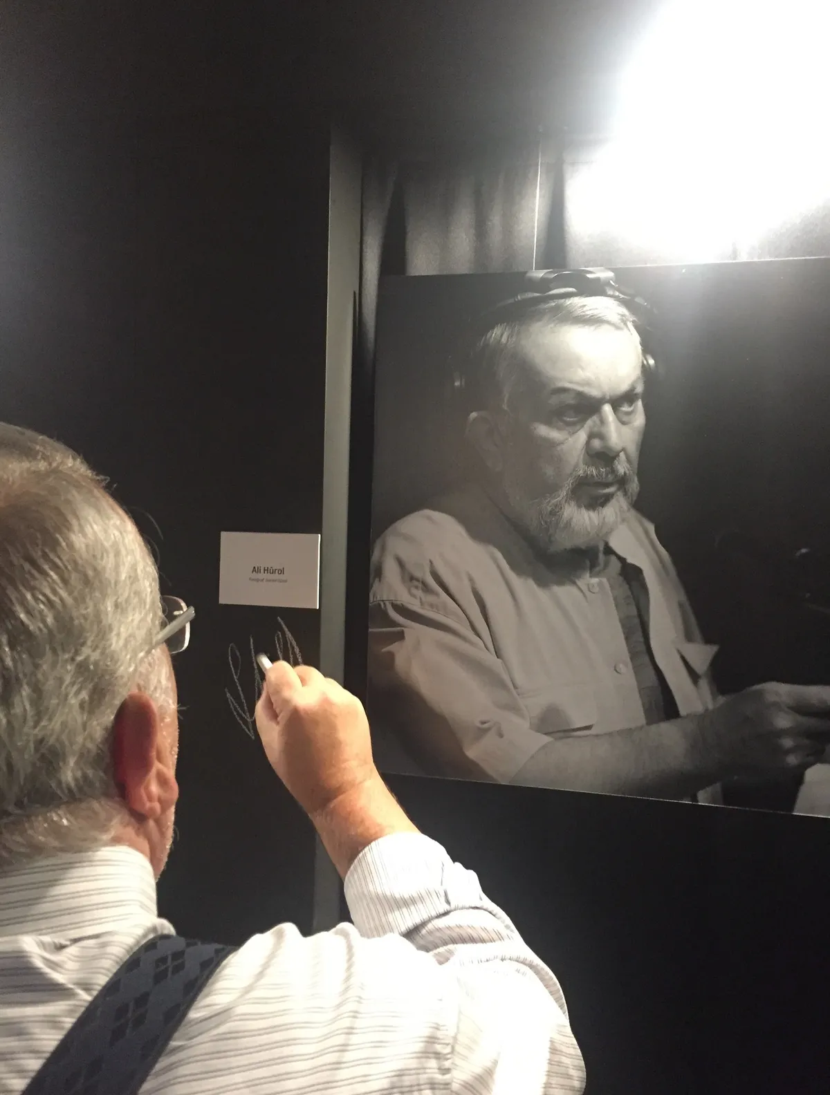 1790693408999.jpg Usta tiyatrocu ve yönetmen Ali Hürol 76 yaşında hayatını kaybetti: "Babamın en yakın dostuydu"-3