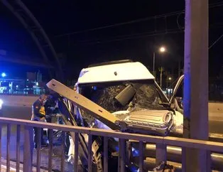 Turistleri taşıyan minibüs bariyerlere çarptı! Acı haber
