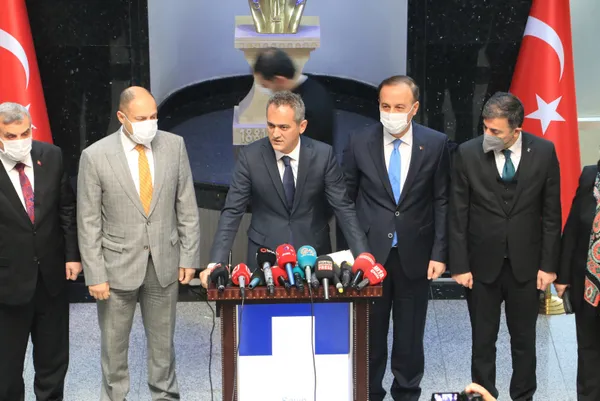 son-dakika-okullar-kapatilacak-mi-milli-egitim-bakani-mahmut-ozerden-flas-aciklama-1641370115500.jpg