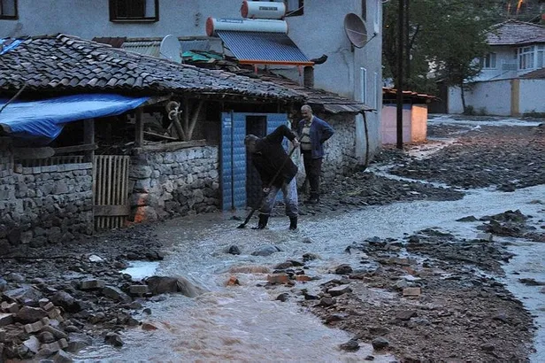 Karadeniz'i sel vurdu! Kastamonu'da 38 köy yolu ulaşıma kapandı: 2 kişi hayatını kaybetti, 1 kayıp-19