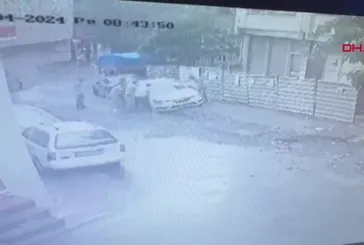 Bayrampaşa'da yol çöktü: Araçlar içine düştü