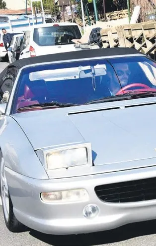 Yakışıklı oyuncu Kıvanç Tatlıtuğ satışa çıkardığı 1998 model Ferrari'sine alıcı bulamadı