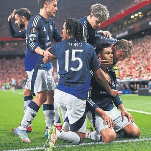 Manchester United finalin kapısını araladı