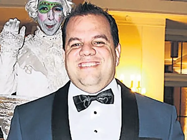 hayati-yalan-moris-algaziden-yat-almak-isteyen-musterilere-50-milyon-dolarlik-sok-1683580963349.jpeg Ha'yat'ı yalan: Moris Algazi'den yat almak isteyen müşterilere 50 milyon dolarlık şok!-3