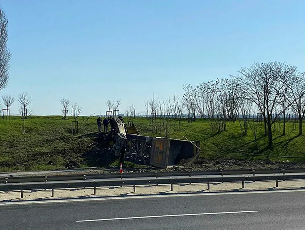 tem-silivri-kaza-ani-goruntuleri-silivri-tem-otoyolu-kazasi-olu-yarali-var-mi-dehset-anlari-iste-boyle-goruntu-1679923597928.jpg TEM SİLİVRİ KAZA ANI GÖRÜNTÜLERİ İZLE - Silivri TEM otoyolu kazası ölü yaralı sayısı kaç? Dehşet anları işte böyle görüntülendi!-2