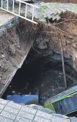 Kadıköy'de 3 katlı binanın önünde çökme! İş yeri sahibi o anları anlattı | Yurttan ve dünyadan haberler