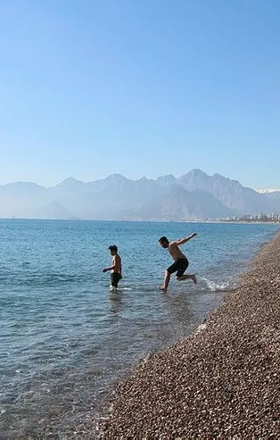 Yurdun bir çok bölgesinde kar yağarken Antalyalılar ocak ayında denizin keyfini çıkardı