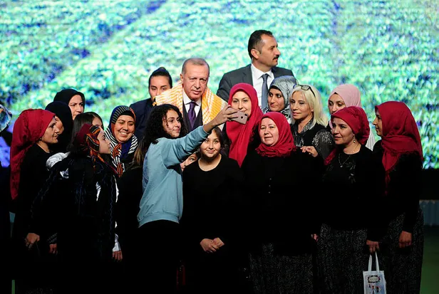Dikkat çeken kare! Başkan Erdoğan tek tek dinleyip not aldı-3