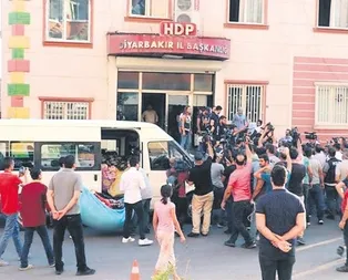 Diyarbakırda evlat nöbeti tutan ailelerden sert tepki: Siyasi partinin içinde battaniyenin ne işi var?