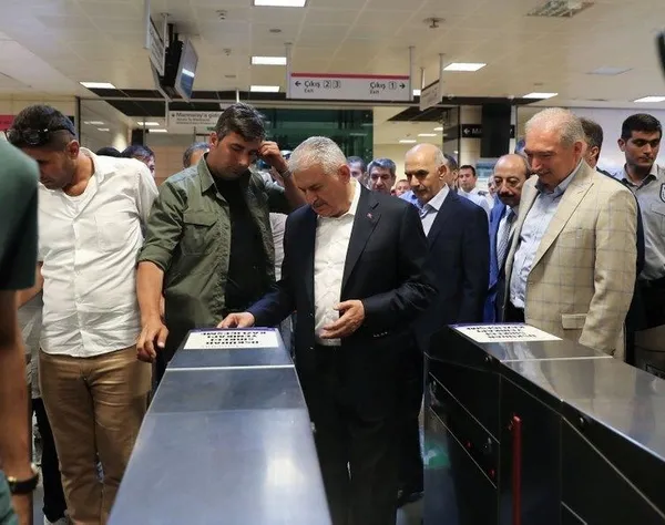 Başbakan Yıldırım metro ve Marmaray'ı kullandı-1