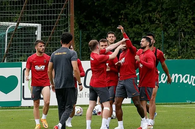 Geçen sezon Marcao ile kavga eden Kerem Aktürkoğlu şimdi de Van Aanholt ile kapıştı