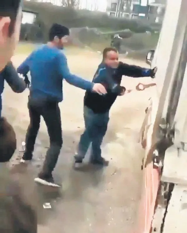 Sakarya'da vicdansız gençler engelli çocuğu kelepçe ile kamyonete bağlayıp sürükletti!-1