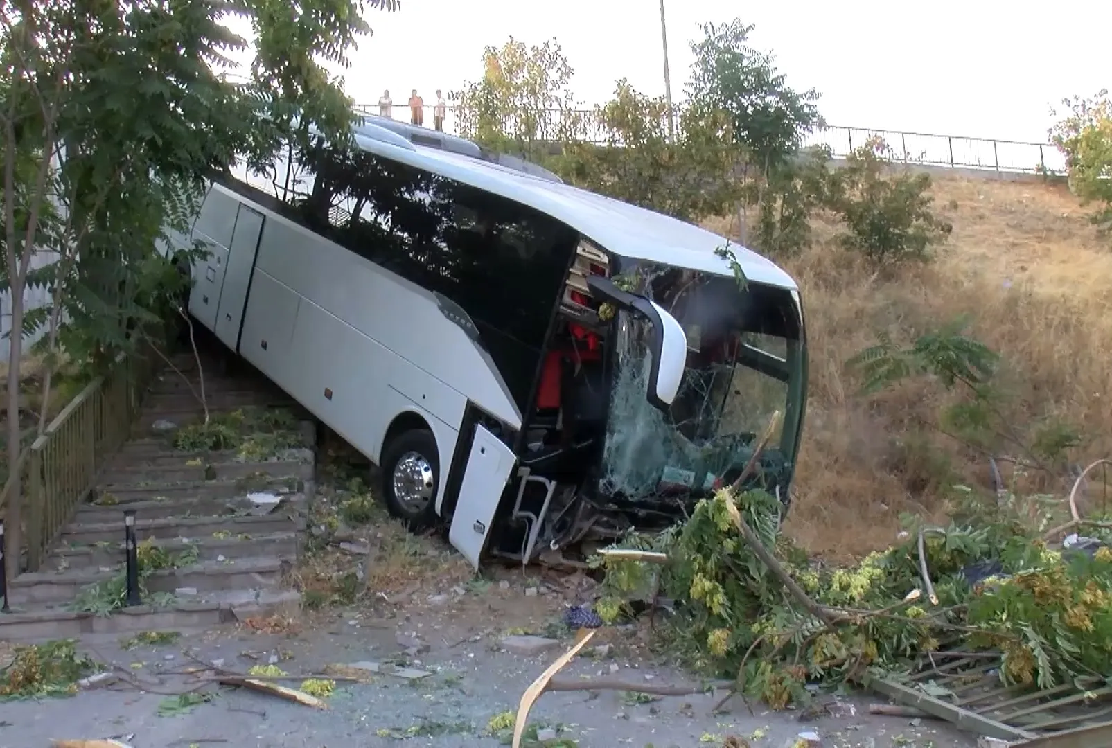 Servis otobüsü şarampole yuvarlandı