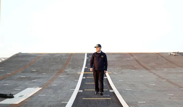 Milli Savunma Bakanı Hulusi Akar “dünyanın ilk SİHA gemisi” TCG Anadolu'da incelemelerde bulundu!-8