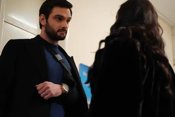 ayaklar-bas-oldu-kalp-yarasi-27-bolum-2-fragmaninda-azadeye-buyuk-sok-sen-ne-ariyorsun-burada-1641422574079.jpg Ayaklar baş oldu! Kalp Yarası 27. bölüm 2. fragmanında Azade’ye büyük şok: Sen ne arıyorsun burada?-4