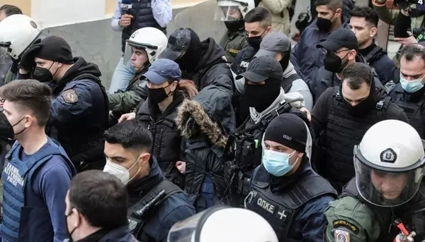 1649929954029.jpeg Yunanistan bu cinayeti konuşuyor! 9 yaşındaki kızını zehirledi ölümünü izleyerek poz verdi! Cani anne hakim karşısında-3