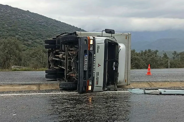 Muğla'da feci kaza! Kontrolden çıkan kamyon yola devrildi