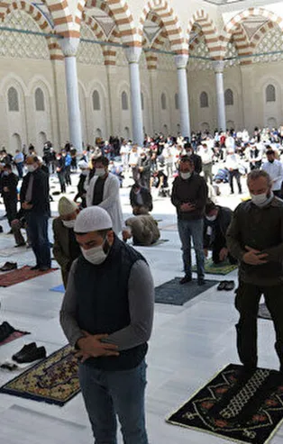 Diyanet cemaatlerde mesafe kurallarını kaldırdı: Saflar sıklaşıyor