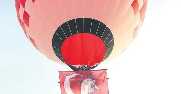 Yerli ve milli sıcak hava balonu Kapadokya’da Türk bayrağı ve Atatürk posteriyle uçtu