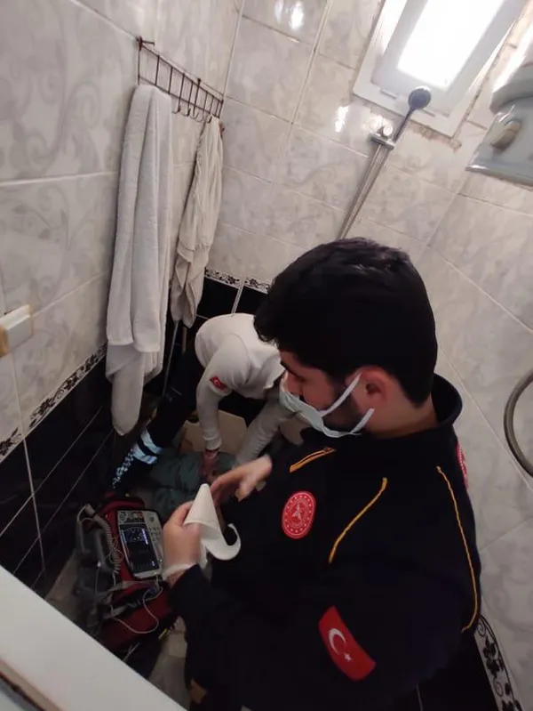 banyoya-girdi-polis-ekipleri-gelince-cansiz-bedeniyle-karsilastilar-1618221967462.jpg Banyoya girdi! Polis ekipleri gelince cansız bedeniyle karşılaştılar-4