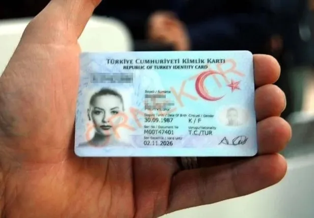 bankalarda-artik-gecerli-olmayacak-cipli-kimligi-olmayana-her-yer-kapi-duvar-yeni-kimlik-karti-nasil-alinir-ba-1672396549108.jpeg