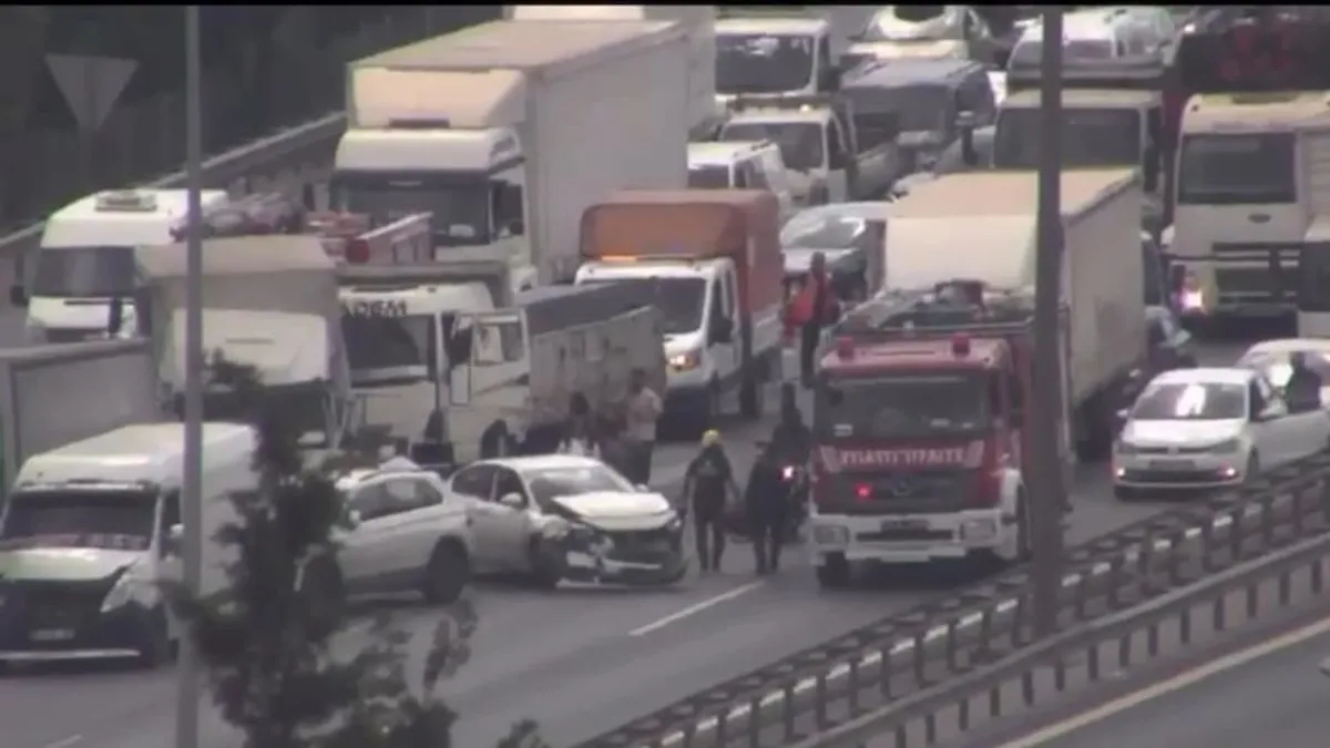 TEM Otoyolu trafik kazası haberi: 10 aracın karıştığı zincirleme kaza meydana geldi! Yaralılar var! | VİDEO SON DAKİKA VİDEOLARI