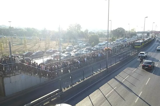 Vatandaş isyan etti! Metrobüs durağında insan seli!