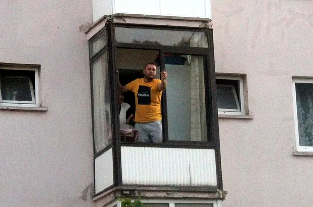 Kaçtığı evin balkonundan polislere böyle seslendi: Hadi gelin de ceza yazın! Yer: Muğla