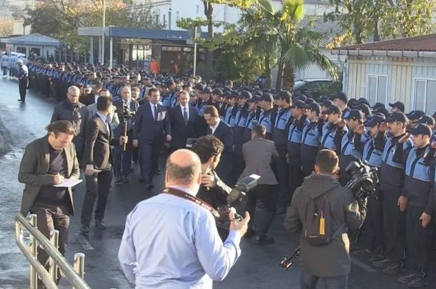İmamoğlu kendisini 'zabıta ordusuna' karşılattı! Sosyal medyadan tepki yağdı: Bu ne kibir