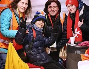 Dünya bu çocuğu konuşuyor! Sınırı tek başına geçti!