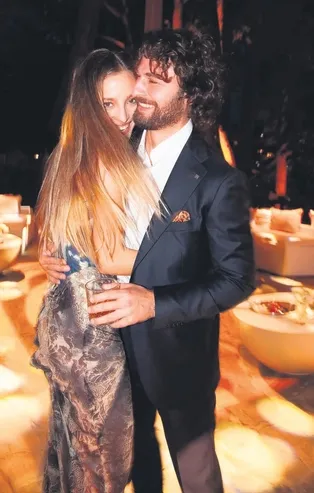 Birkan Sokullu'nun sosyetik aşkı Eda Gürkaynak Boğaz yürüyüşünde bedava balık ekmek keyfi yaptı