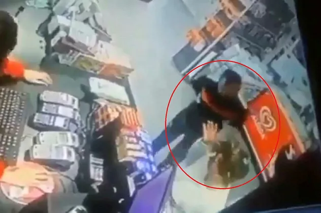 İnsanlık ölmüş dedirten olay: Akaryakıt istasyonunda eski sevgilisini darp edip boğazına bıçak dayadı! Kimse yardım etmedi!