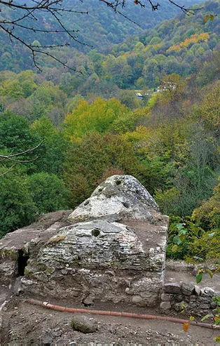 Toprak altında bulundu! Defineciler göbek taşını bile parçalamış! Tarihi hamam yapısıyla mest ediyor