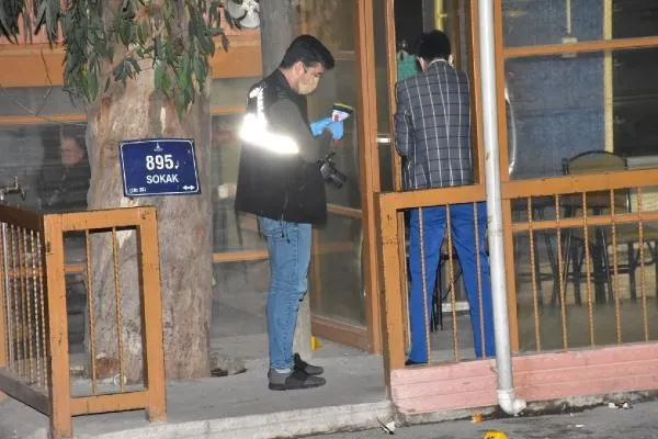 İzmir'de kahvehane önünde silahlı kavga: Ölü ve yaralılar var!-3